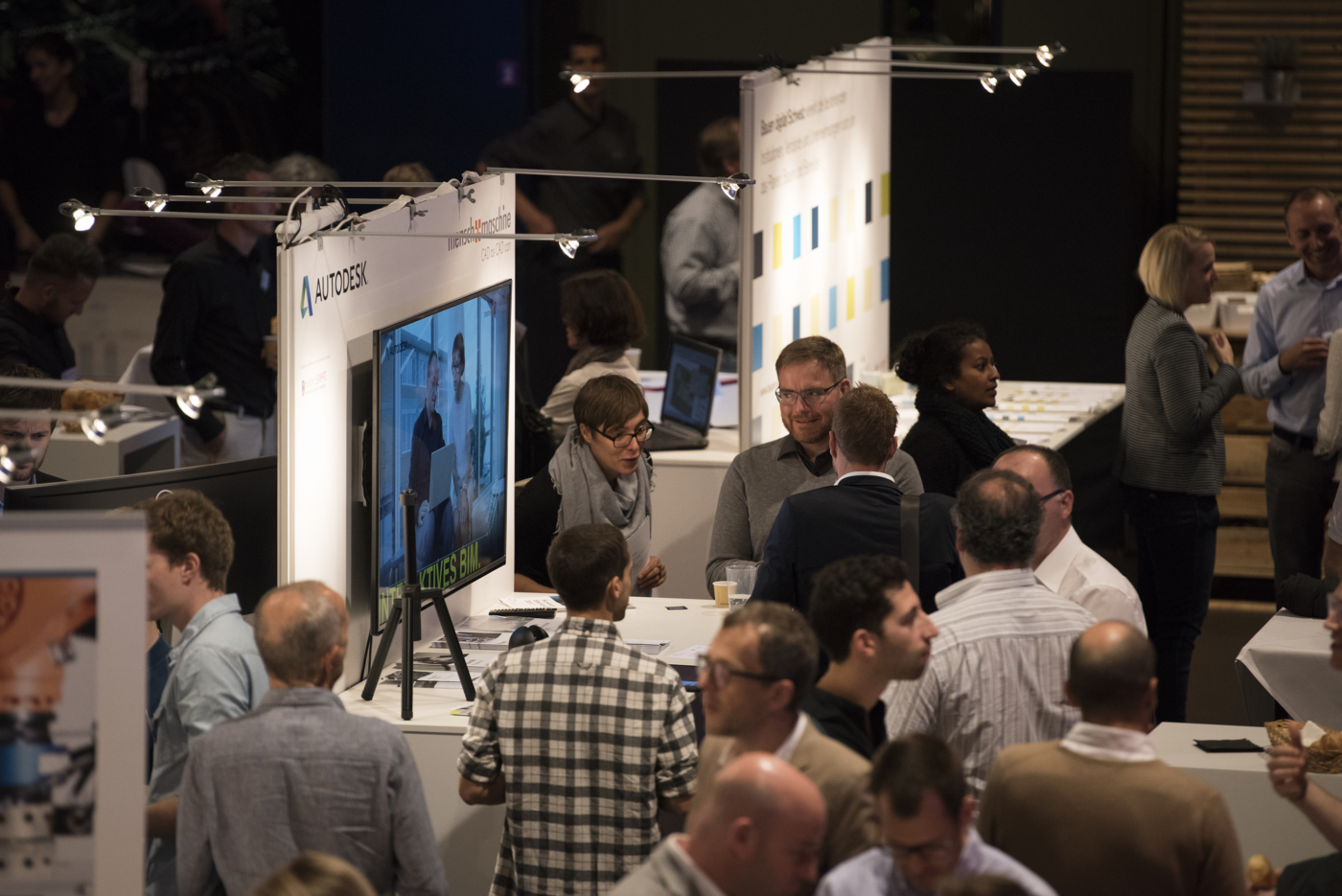 Fotos zu dieser Medienmappe, An den Ständen der Partner lief an beiden Tagen intensives Networking. © Copyright | Digitale Medienmappe «Die digitale Transformation der Schweizer Bauwirtschaft findet statt», Bauen digital Schweiz