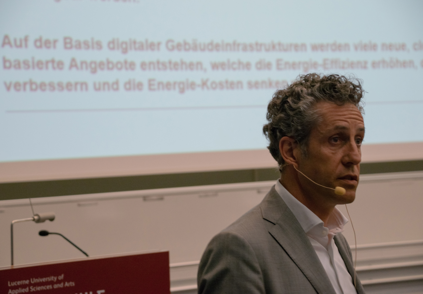 Fotos zu dieser Medienmappe, Balz Halter, Geschäftsführer Halter AG, betrachtete die Möglichkeiten einer digitalen Gebäudeinfrastruktur aus der Perspektive des Unternehmers und Investors. © Copyright IEU Kommunikation AG| Digitale Medienmappe «Energieeffizienz und Digitalisierung – Zwei Megatrends treffen aufeinander: Welche Chancen bieten digitales Planen, Bauen und Betreiben der Energiezukunft?», Fachverein Gebäudetechnik und Energie SIA FGE