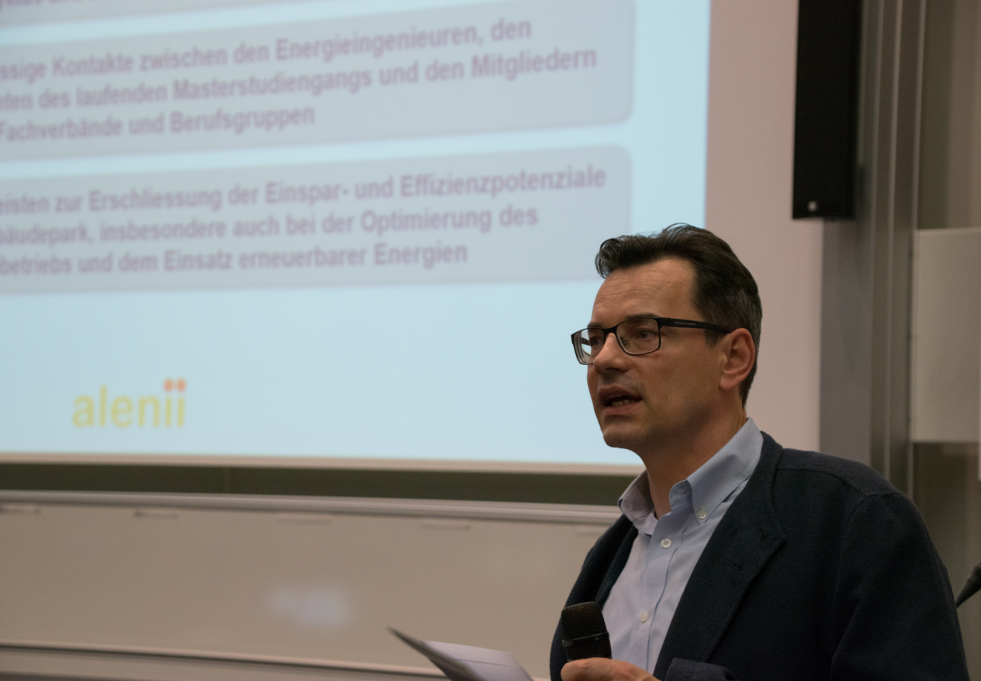 Fotos zu dieser Medienmappe, Daniel Marti, Präsident Alenii, erläuterte die Schlüsselrolle der Energieingenieure Gebäude in der Energie-Zukunft. © Copyright IEU Kommunikation AG| Digitale Medienmappe «Energieeffizienz und Digitalisierung – Zwei Megatrends treffen aufeinander: Welche Chancen bieten digitales Planen, Bauen und Betreiben der Energiezukunft?», Fachverein Gebäudetechnik und Energie SIA FGE