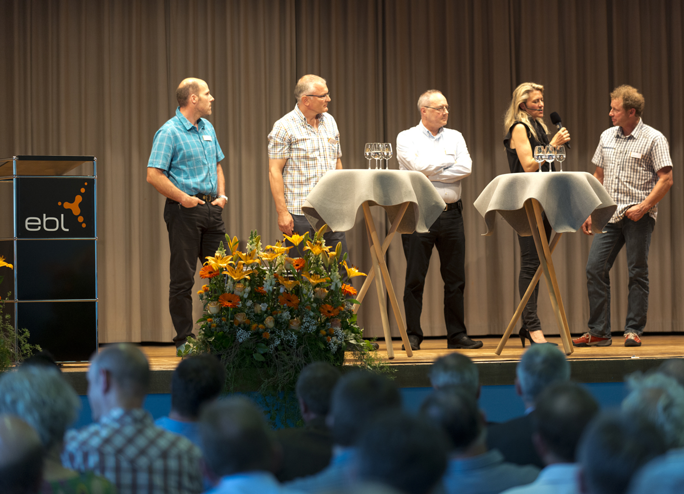 Diese Herren aus Sissach fahren bereits elektrisch: Stephan Häfelfinger, Rolf Rickenbacher, Dieter Schaub und Daniel Wiedmer (v.l.n.r.). © Copyright Joseph Riegger| Digitale Medienmappe «E-Mobility Erlebnistage in Sissach – Hunderte Besucher haben ein Elektrofahrzeug selber ausprobiert», EBL (Genossenschaft Elektra Baselland)