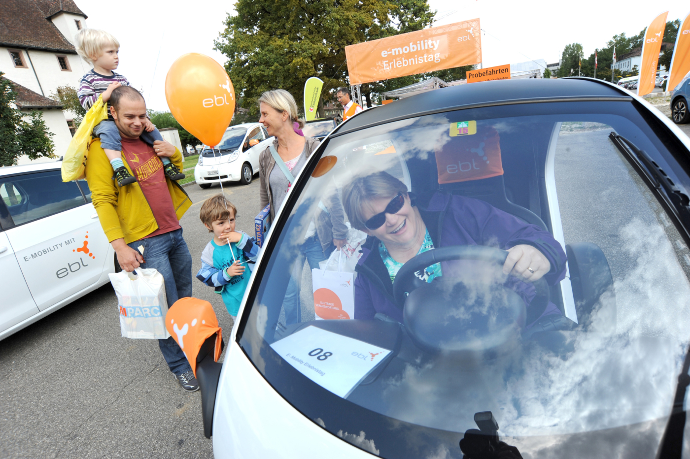 Fotos zu dieser Medienmappe, Gross und Klein liessen sich am Samstag auf dem KUSPO-Areal für Elektromobilität begeistern. © Copyright Pino Covino| Digitale Medienmappe «Ein starkes Zeichen für die Elektromobilität im Baselbiet», EBL (Genossenschaft Elektra Baselland)