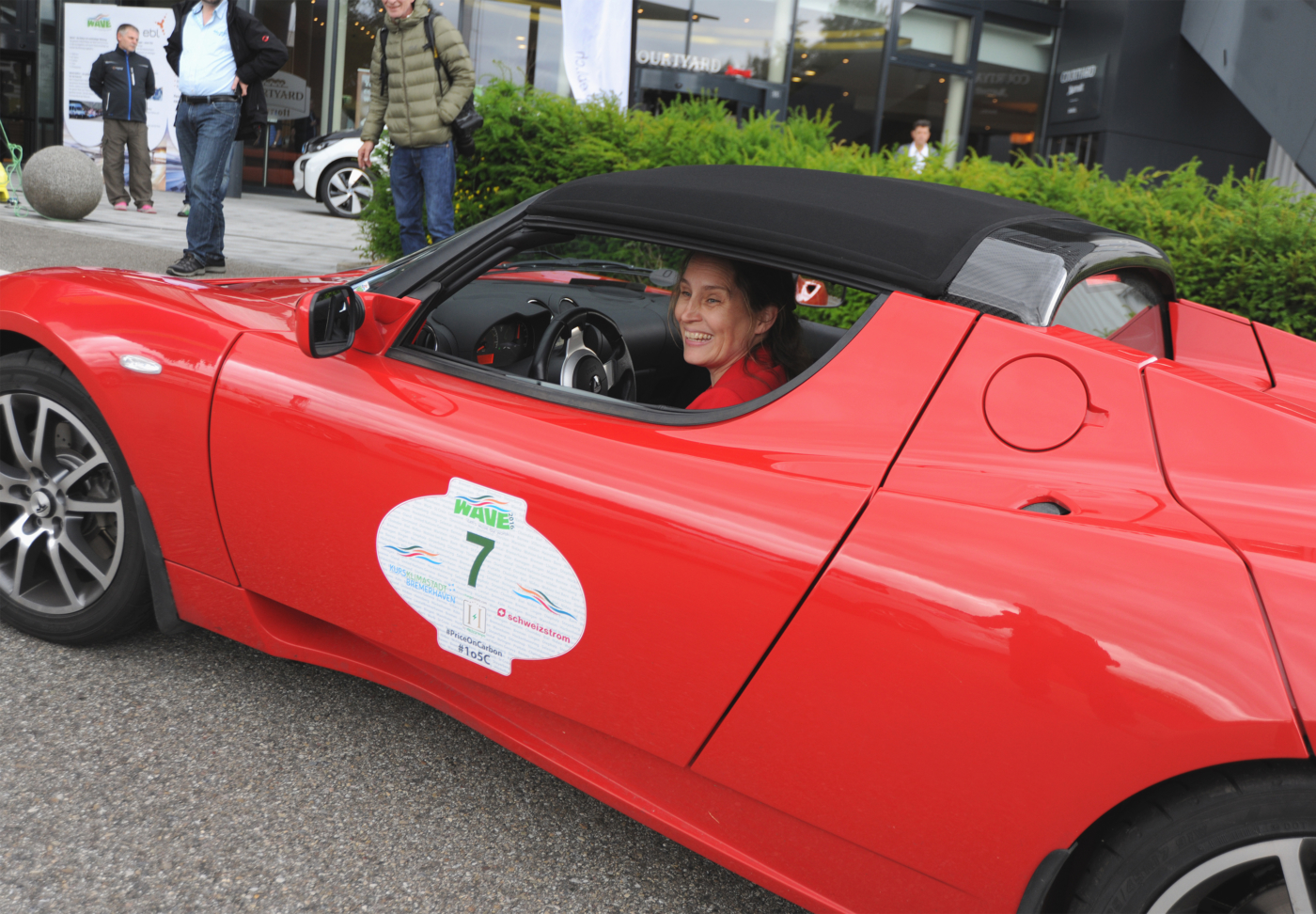 Fotos zu dieser Medienmappe, Das Team «Woman in Charge» aus München traf als eines der ersten der 62 Teams beim ersten Schweizer WAVE-Etappenhalt in Pratteln ein. © Copyright Pino Covino| Digitale Medienmappe «145 Prozent mehr Elektrofahrzeuge in einem Jahr», EBL (Genossenschaft Elektra Baselland)