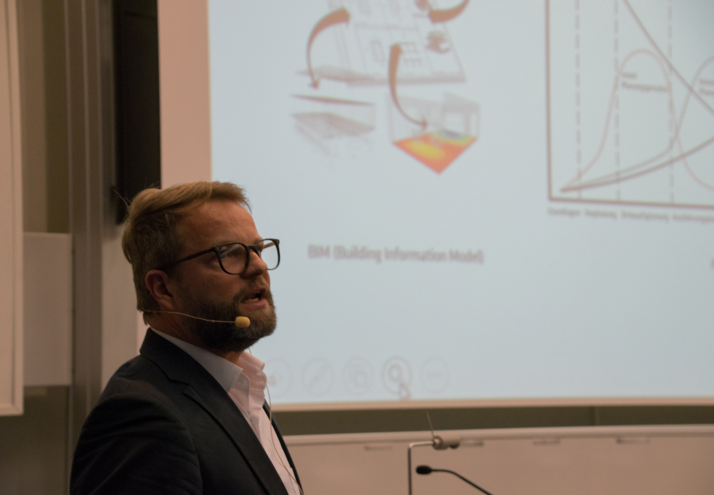 Fotos zu dieser Medienmappe, Frank Thesseling, Geschäftsführer KEOTO AG, machte den thematischen Einstieg in den Workshop. © Copyright IEU Kommunikation AG| Digitale Medienmappe «Energieeffizienz und Digitalisierung – Zwei Megatrends treffen aufeinander: Welche Chancen bieten digitales Planen, Bauen und Betreiben der Energiezukunft?», Fachverein Gebäudetechnik und Energie SIA FGE