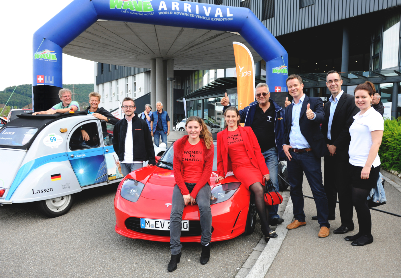 Fotos zu dieser Medienmappe, Tobias Andrist, Mitglied der Geschäftsleitung EBL (3. von rechts) und Thomas Lauber, Leiter Nachhaltigkeit BLKB (2. von rechts) begrüssten die ersten Elektro-Rennfahrer der WAVE-Rallye und informierten die Medien über ihr Engagement. © Copyright Pino Covino| Digitale Medienmappe «145 Prozent mehr Elektrofahrzeuge in einem Jahr», EBL (Genossenschaft Elektra Baselland)