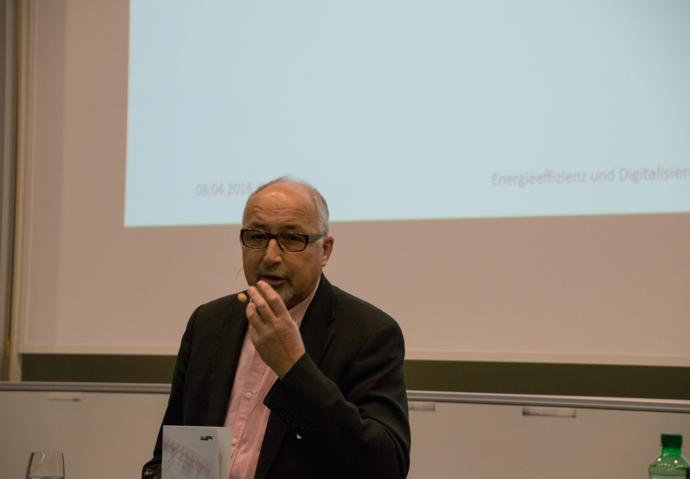 Fotos zu dieser Medienmappe, Jean-Luc Perrin, interner Projektleiter Neubauten Felix Platter-Spital veranschaulichte die Rolle von BIM im Viereck von Architektur, Energieeffizienz, Energiebereitstellung und Haustechnik.  © Copyright IEU Kommunikation AG| Digitale Medienmappe «Energieeffizienz und Digitalisierung – Zwei Megatrends treffen aufeinander: Welche Chancen bieten digitales Planen, Bauen und Betreiben der Energiezukunft?», Fachverein Gebäudetechnik und Energie SIA FGE