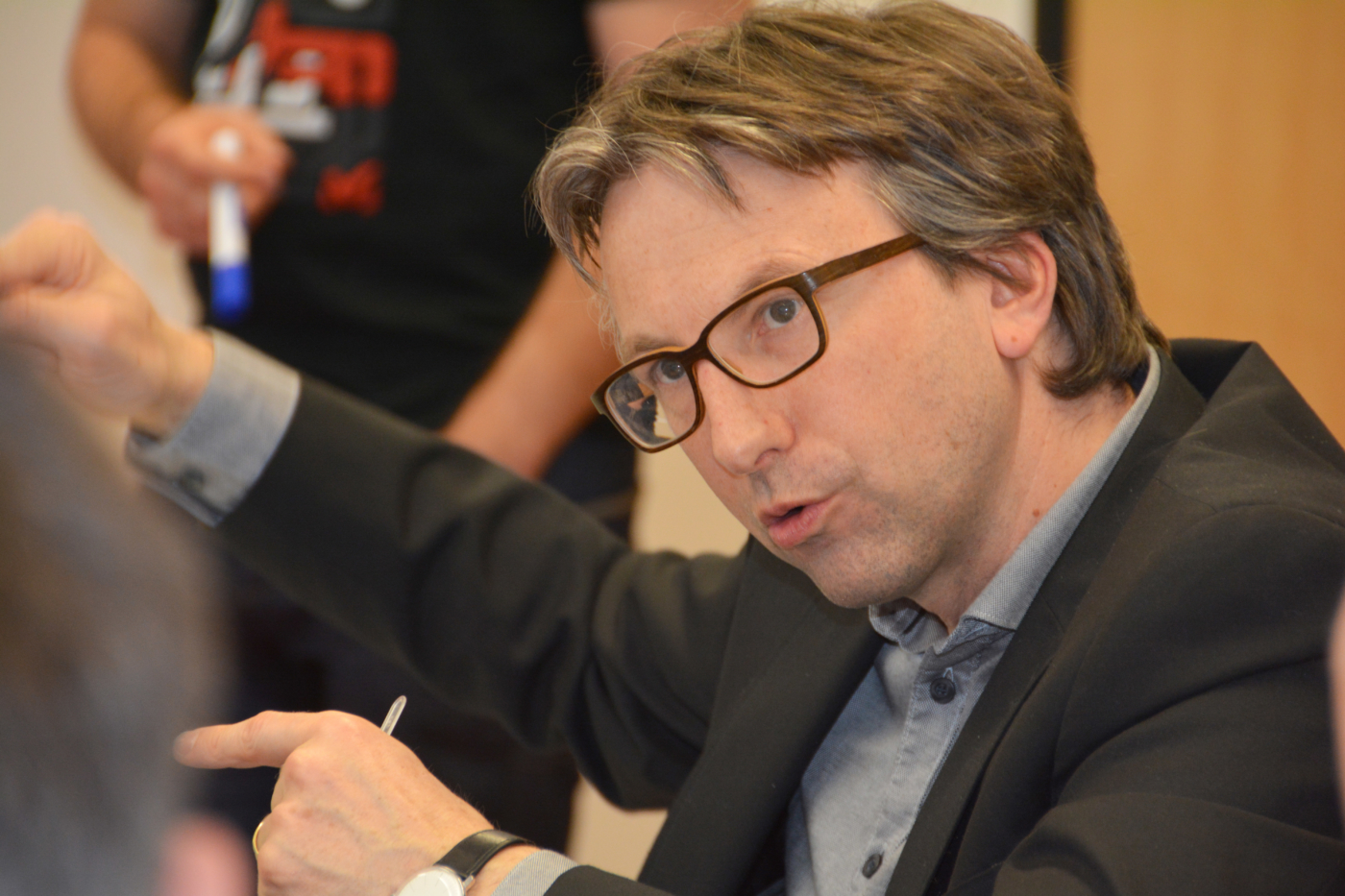 Fotos zu dieser Medienmappe, Jörg Worlitschek, Leiter Forschungsgruppe Thermische Energiespeicher der HSLU, während der angeregten Diskussion in den Teilgruppen-Workshops. © Copyright IEU Kommunikation AG| Digitale Medienmappe «Gebäudepark Schweiz als Energiespeicher: Wie lässt sich das grosse Potential sinnvoll nutzen?», Fachverein Gebäudetechnik und Energie SIA FGE