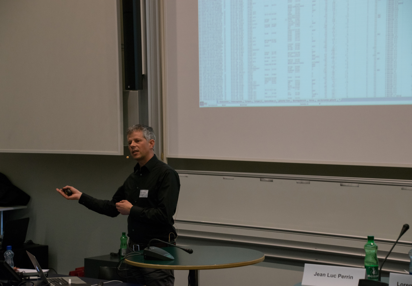 Fotos zu dieser Medienmappe, Architekt Lorenz I. Zumstein, Mitglied Geschäftsleitung jessenvollenweider architektur ag, erläuterte die Rolle der beiden Megatrends für die Praxis und zeigte die Chancen und Risiken für die Architektur auf.  © Copyright IEU Kommunikation AG| Digitale Medienmappe «Energieeffizienz und Digitalisierung – Zwei Megatrends treffen aufeinander: Welche Chancen bieten digitales Planen, Bauen und Betreiben der Energiezukunft?», Fachverein Gebäudetechnik und Energie SIA FGE