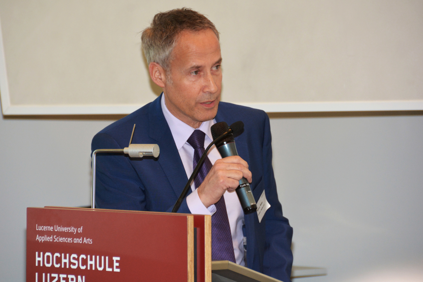 Fotos zu dieser Medienmappe, Markus Weber, Präsident SIA FGE, begrüsste die zahlreichen Workshop-Teilnehmer. © Copyright IEU Kommunikation AG| Digitale Medienmappe «Gebäudepark Schweiz als Energiespeicher: Wie lässt sich das grosse Potential sinnvoll nutzen?», Fachverein Gebäudetechnik und Energie SIA FGE