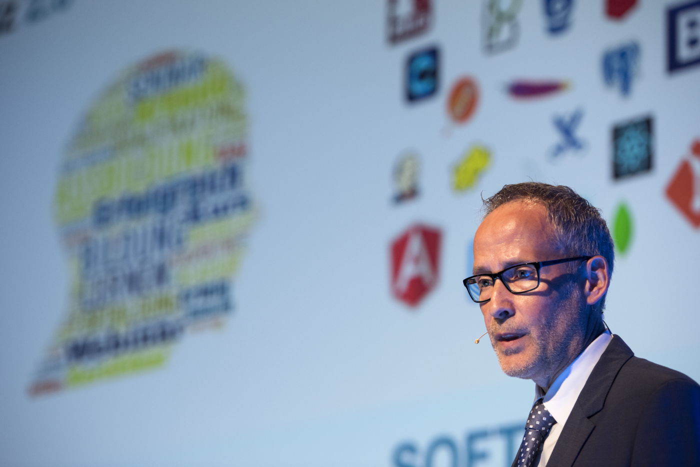 Fotos zu dieser Medienmappe, Markus Weber, Präsident «Bauen digital Schweiz», schloss den ersten Tag mit dem Save-the-Date: 8./9.11.2018, Congress Center Basel. © Copyright Aissa Tripodi| Digitale Medienmappe «Die digitale Transformation der Schweizer Bauwirtschaft findet statt», Bauen digital Schweiz