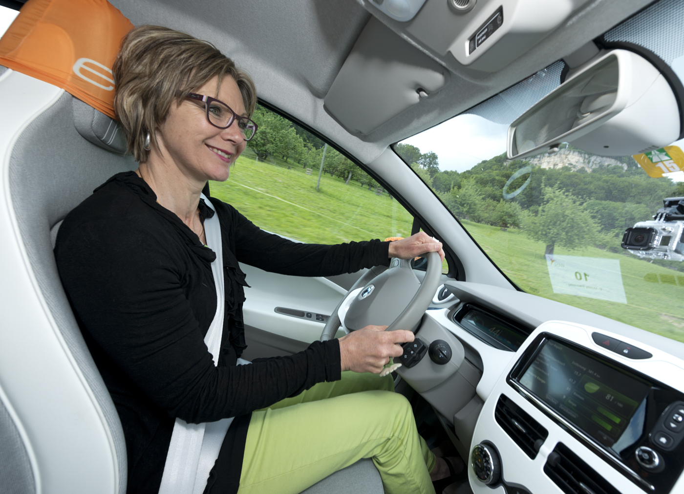 Auch Maya Graf, Nationalrätin, war von den Probefahrten begeistert. © Copyright Joseph Riegger| Digitale Medienmappe «E-Mobility Erlebnistage in Sissach – Hunderte Besucher haben ein Elektrofahrzeug selber ausprobiert», EBL (Genossenschaft Elektra Baselland)