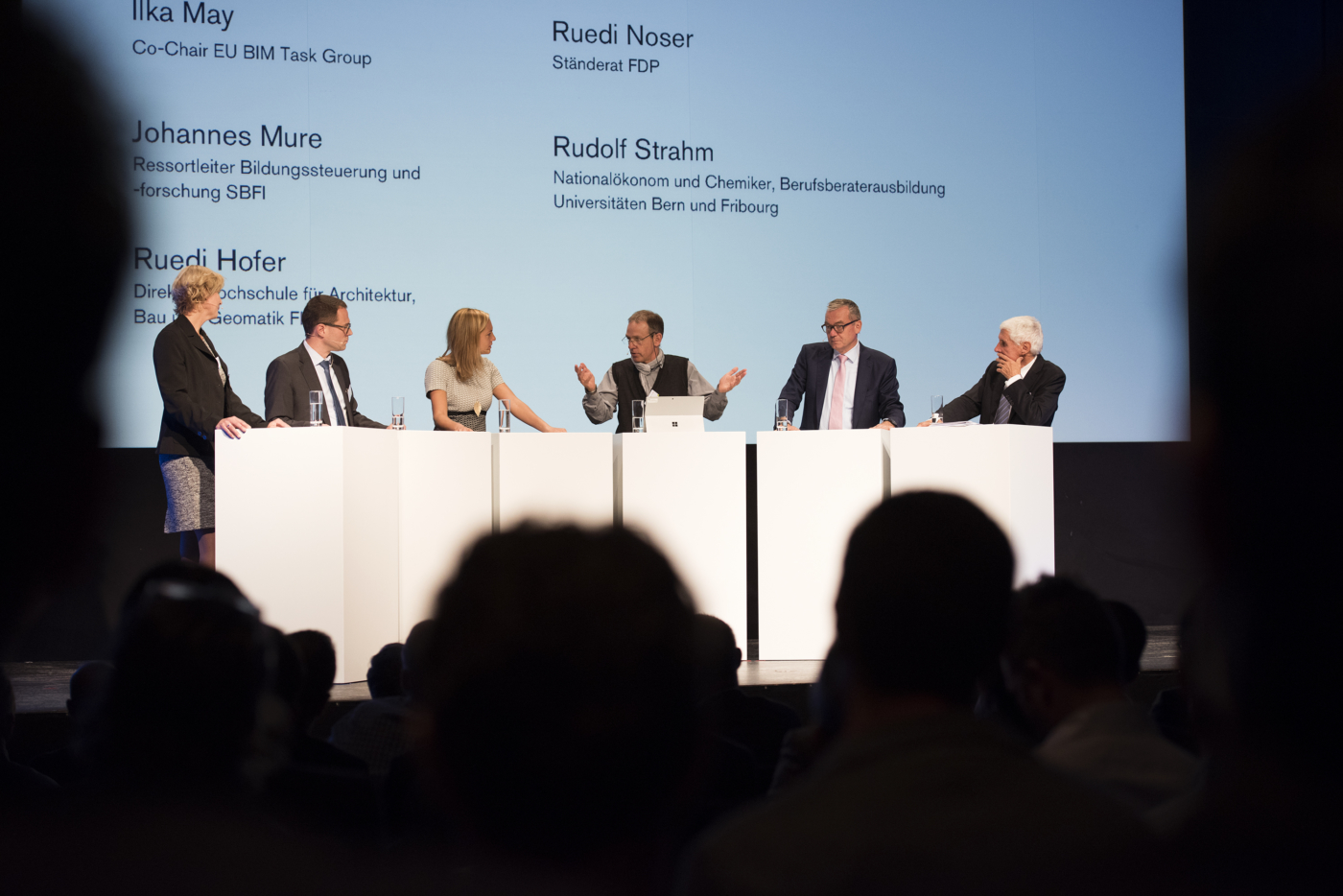 Fotos zu dieser Medienmappe, Rege Diskussion auf dem Podium «Politik & Wirtschaft»: Ilka May, EU BIM Task Group; Johannes Mure, SBFI; Esther Keller, Moderation; Ruedi Hofer, FHNW; Ruedi Noser, Ständerat FDP und Rudolf Strahm, Nationalökonom und Chemiker, Berufsberaterausbildung Universitäten Bern und Fribourg (v.l.n.r.) © Copyright Aissa Tripodi| Digitale Medienmappe «Die digitale Transformation der Schweizer Bauwirtschaft findet statt», Bauen digital Schweiz