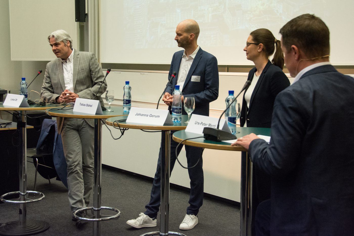 Fotos zu dieser Medienmappe, Auf dem Podium diskutierten die Referenten die aktuellen Fragestellungen. © Copyright IEU Kommunikation AG| Digitale Medienmappe «Vom Smart Building zur Smart City – ein Zeichen für die Vernetzung der Disziplinen», Fachverein Gebäudetechnik und Energie SIA FGE