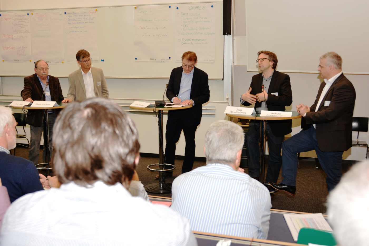 Fotos zu dieser Medienmappe, Jost Harr, Beat Andrist, Urs Rieder, Jörg Worlitschek und Adrian Altenburger (v.l.n.r.) auf dem Podium © Copyright IEU Kommunikation AG| Digitale Medienmappe «Gebäudepark Schweiz als Energiespeicher: Wie lässt sich das grosse Potential sinnvoll nutzen?», Fachverein Gebäudetechnik und Energie SIA FGE