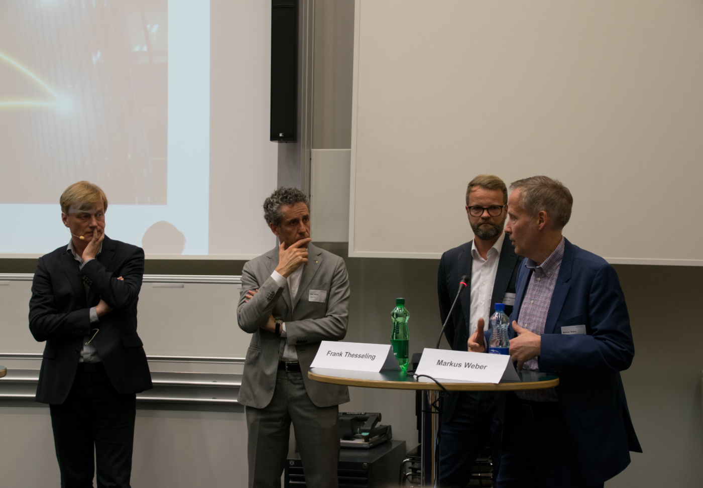 Fotos zu dieser Medienmappe, Podiumsdiskussion mit Volkmar Hovestadt, Balz Halter, Frank Thesseling und Markus Weber (v.l.n.r.) zum Thema «Visionen – Welche Konzepte prägen die Zukunft?» © Copyright IEU Kommunikation AG| Digitale Medienmappe «Energieeffizienz und Digitalisierung – Zwei Megatrends treffen aufeinander: Welche Chancen bieten digitales Planen, Bauen und Betreiben der Energiezukunft?», Fachverein Gebäudetechnik und Energie SIA FGE