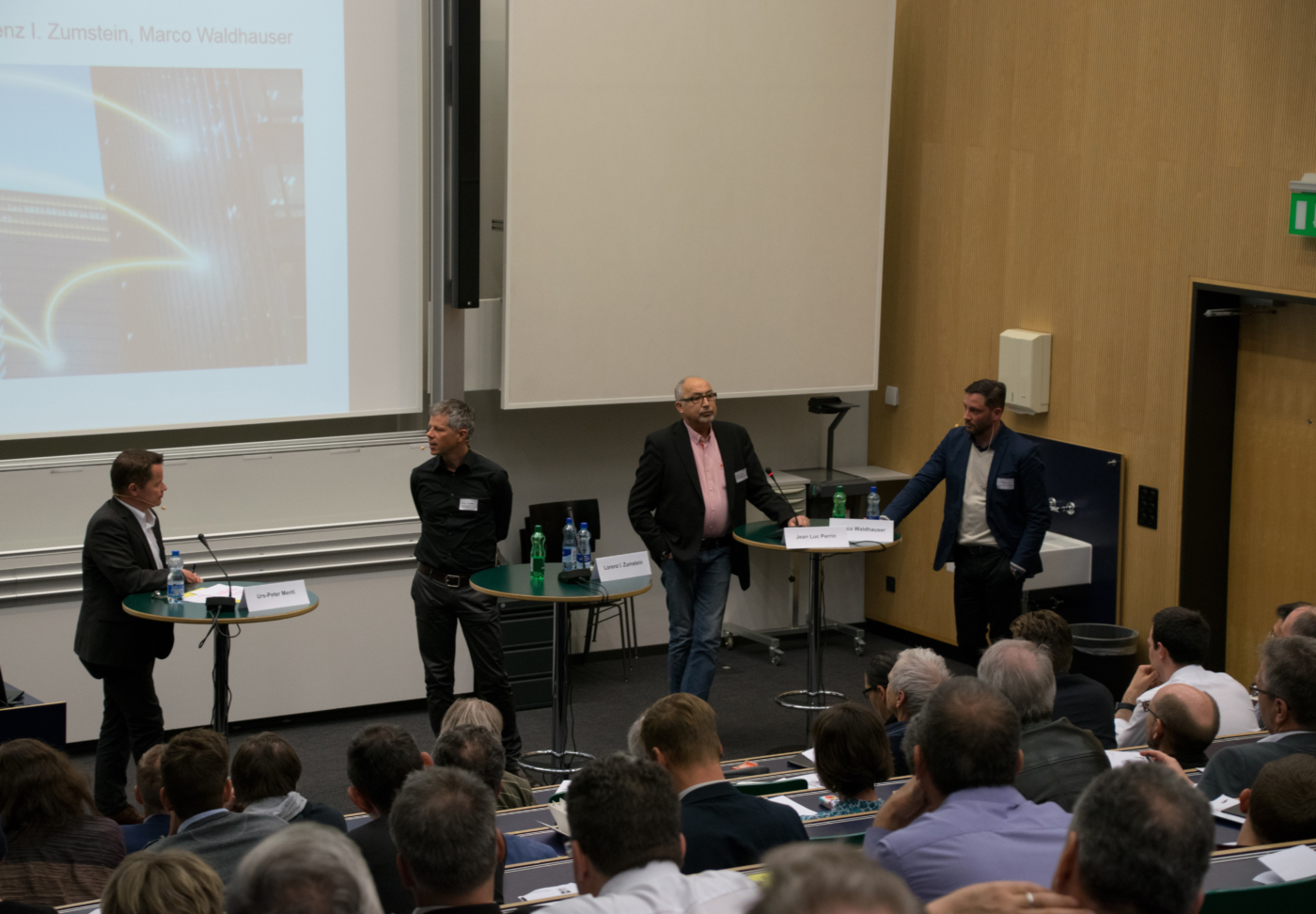 Fotos zu dieser Medienmappe, Podiumsdiskussion mit Moderator Urs-Peter Menti (Hochschule Luzern – T&A), Jean-Luc Perrin, Lorenz I. Zumstein und Marco Waldhauser (v.l.n.r.) zum Thema «Praxis – Wie sieht die Umsetzung aus?» © Copyright IEU Kommunikation AG| Digitale Medienmappe «Energieeffizienz und Digitalisierung – Zwei Megatrends treffen aufeinander: Welche Chancen bieten digitales Planen, Bauen und Betreiben der Energiezukunft?», Fachverein Gebäudetechnik und Energie SIA FGE