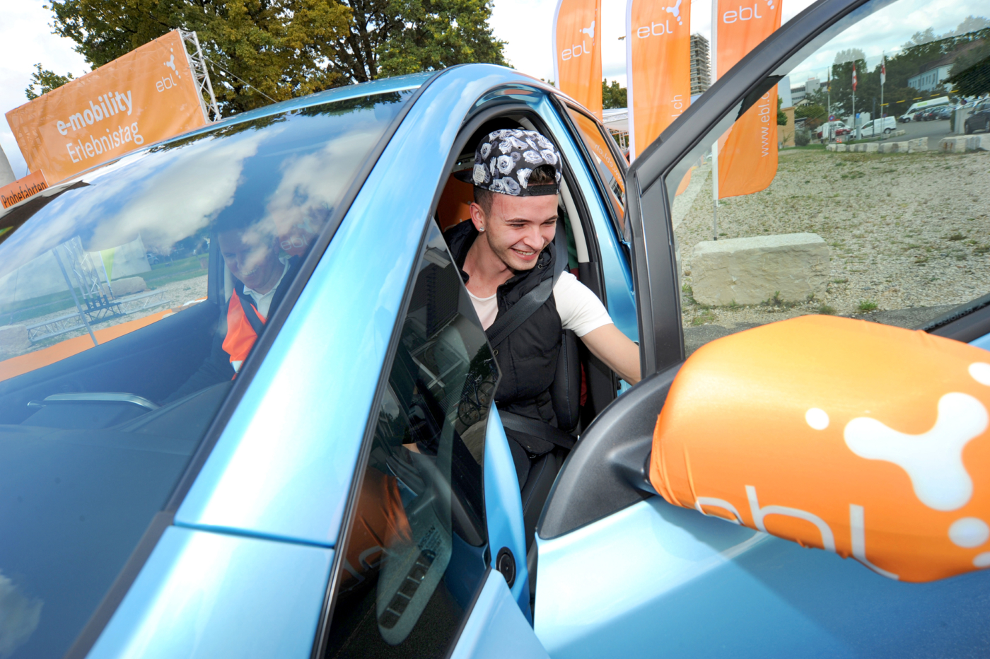 Fotos zu dieser Medienmappe, Auch die jüngere Generation ist von der komfortablen Technologie angetan. © Copyright Pino Covino| Digitale Medienmappe «Ein starkes Zeichen für die Elektromobilität im Baselbiet», EBL (Genossenschaft Elektra Baselland)