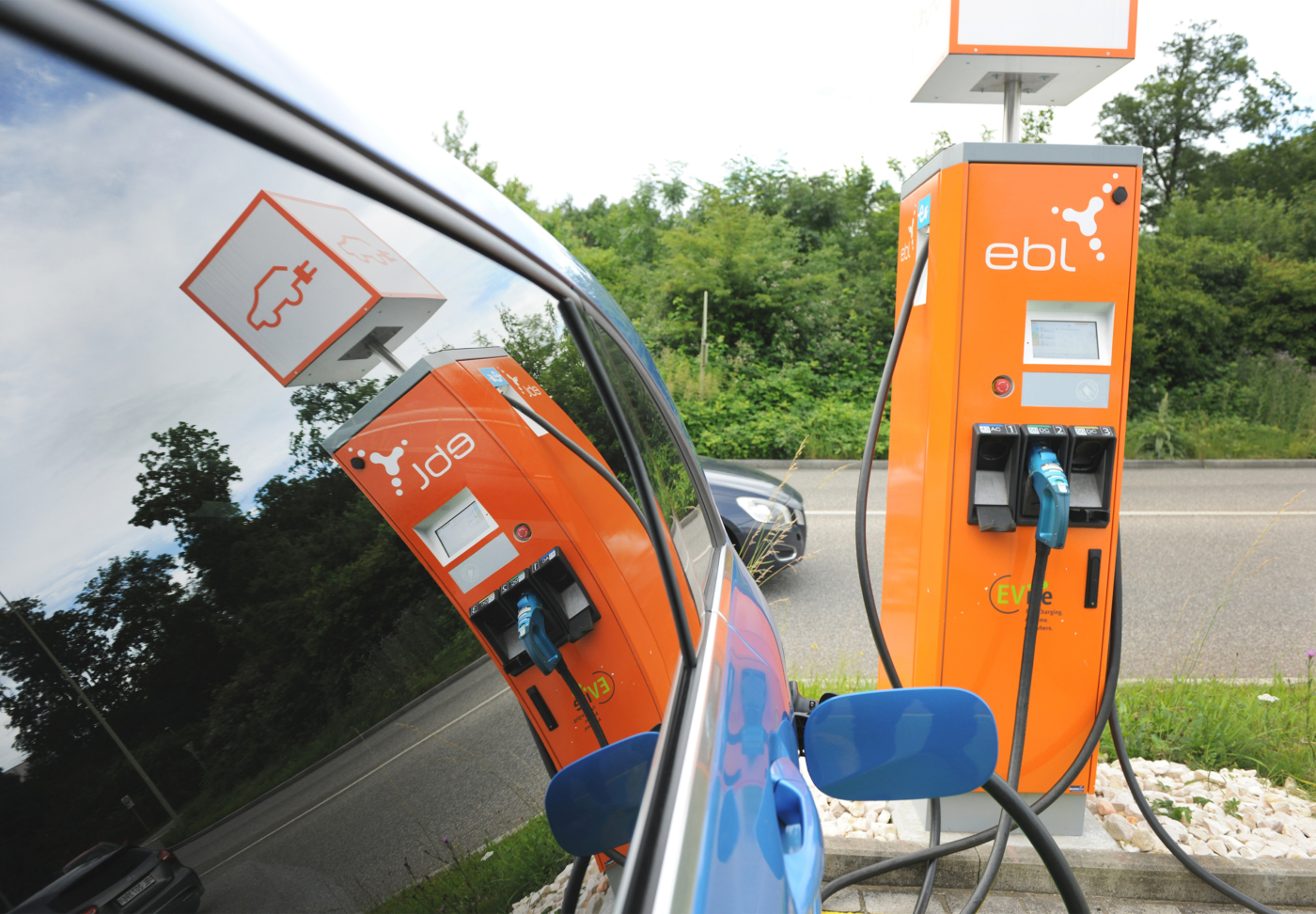 Fotos zu dieser Medienmappe, An der Schnellladestation in Pratteln, welche die EBL letzten November eröffnet hat, werden viel mehr Ladungen registriert, als angenommen. © Copyright Pino Covino| Digitale Medienmappe «145 Prozent mehr Elektrofahrzeuge in einem Jahr», EBL (Genossenschaft Elektra Baselland)