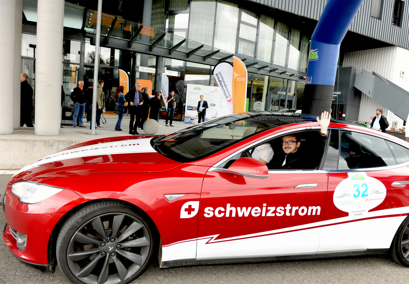 Fotos zu dieser Medienmappe, Im Team Schweizstrom sind Marcel Fähndrich und Michael Braun aus Liestal mit dem Tesla Model S unterwegs. © Copyright Pino Covino| Digitale Medienmappe «145 Prozent mehr Elektrofahrzeuge in einem Jahr», EBL (Genossenschaft Elektra Baselland)
