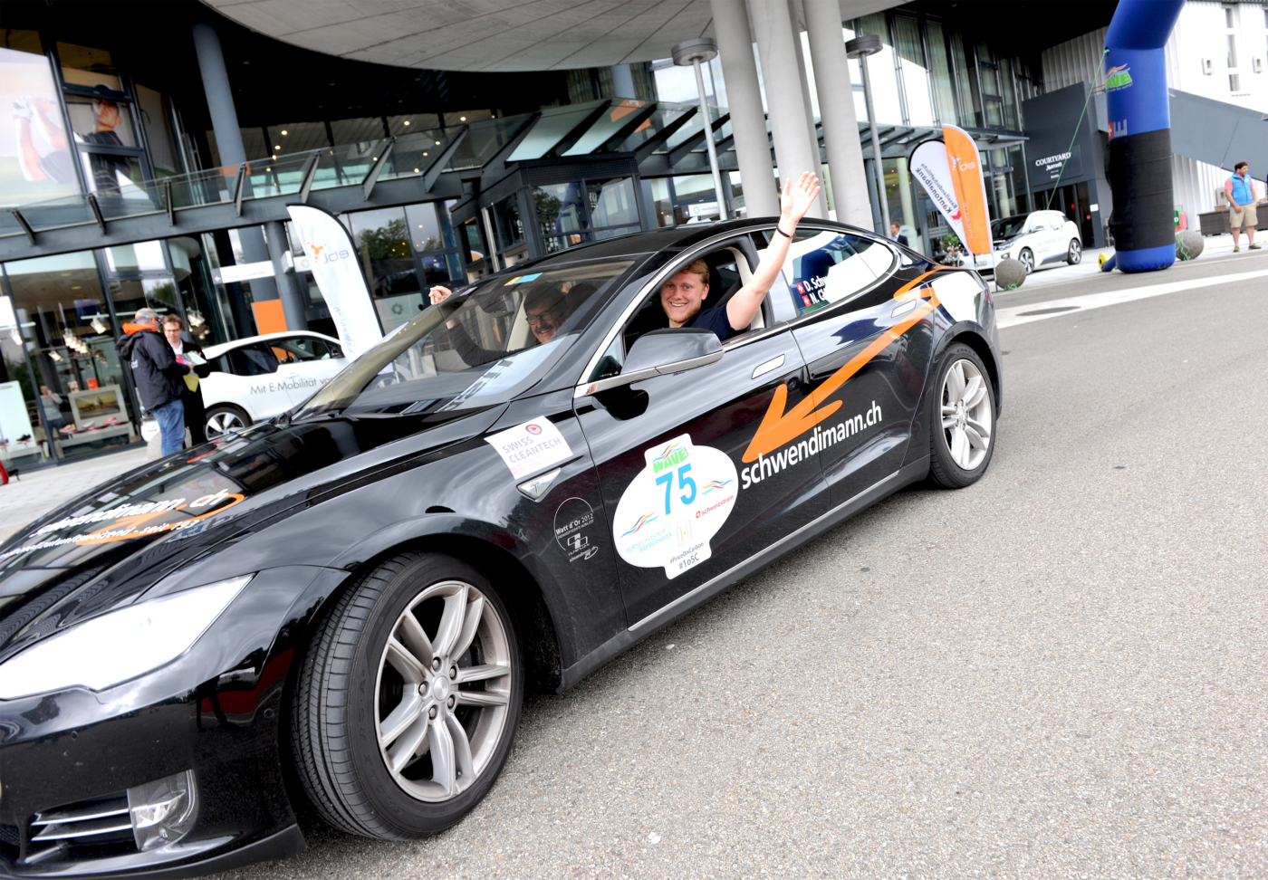 Fotos zu dieser Medienmappe, Das Team Schwendimann aus Münchenbuchsee traf mit dem beliebten Tesla Model S in Pratteln ein. © Copyright Pino Covino| Digitale Medienmappe «145 Prozent mehr Elektrofahrzeuge in einem Jahr», EBL (Genossenschaft Elektra Baselland)