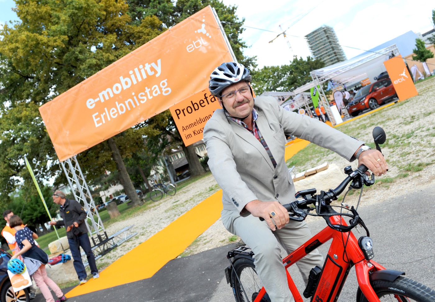 Fotos zu dieser Medienmappe, Auch Gemeinderat Stefan Löw liess es sich nicht nehmen, einen Stromer zu testen. © Copyright Pino Covino| Digitale Medienmappe «Ein starkes Zeichen für die Elektromobilität im Baselbiet», EBL (Genossenschaft Elektra Baselland)