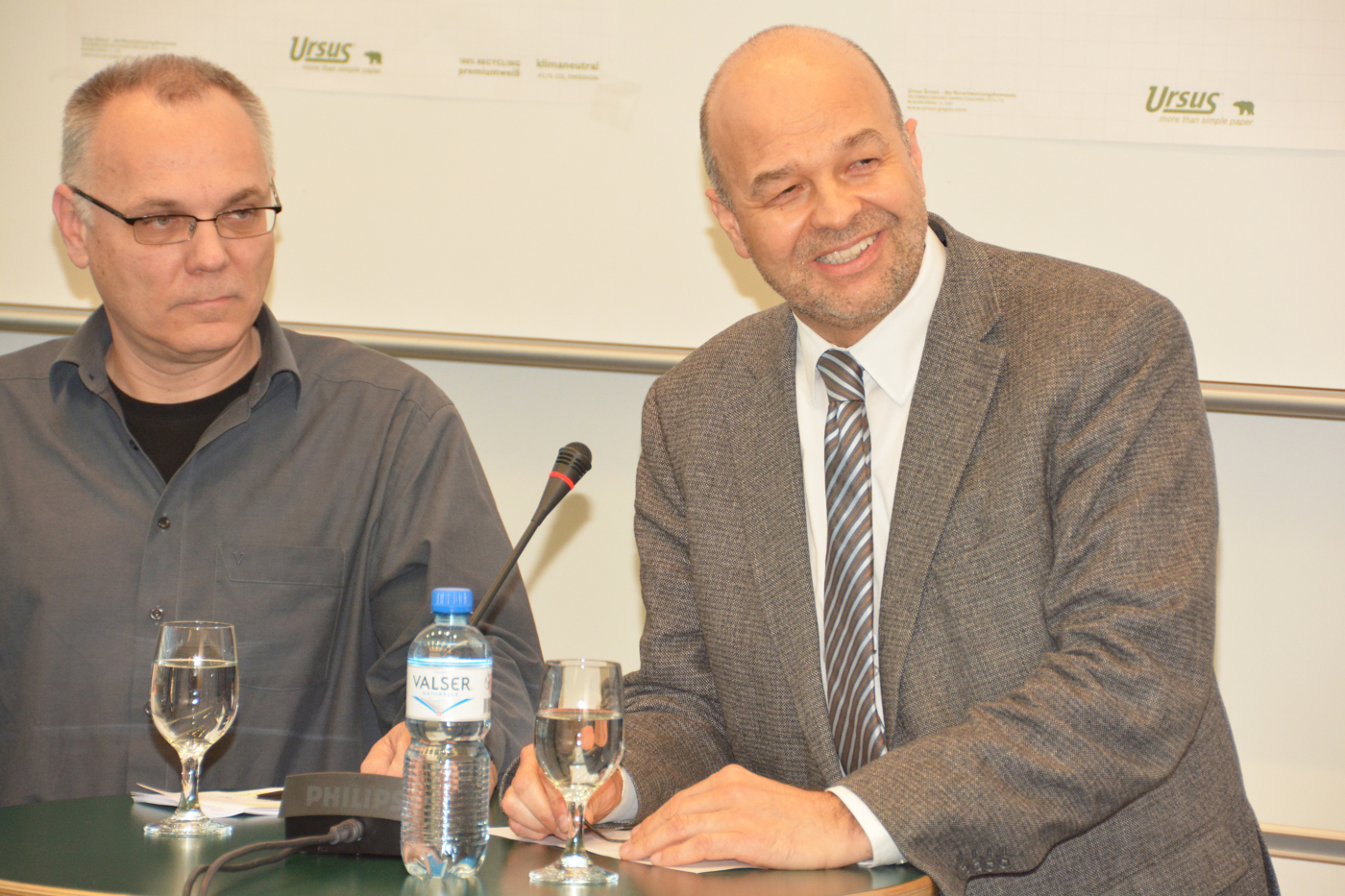 Bildergalerie, Während dem Podium diskutierten die Referenten die zentralen Fragen kontrovers. © Copyright IEU Kommunikation AG| Digitale Medienmappe «Energieeffizienz durch Betriebsoptimierung – Was lässt sich von führenden Unternehmen lernen?», Fachverein Gebäudetechnik und Energie SIA FGE