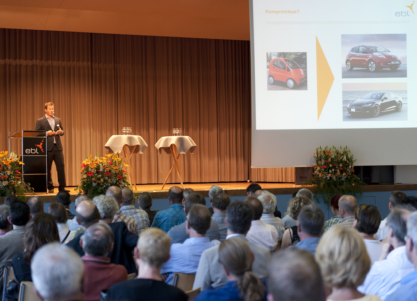 Tobias Andrist, Mitglied der Geschäftsleitung EBL, an der Informationsveranstaltung am Freitag. © Copyright Joseph Riegger| Digitale Medienmappe «E-Mobility Erlebnistage in Sissach – Hunderte Besucher haben ein Elektrofahrzeug selber ausprobiert», EBL (Genossenschaft Elektra Baselland)