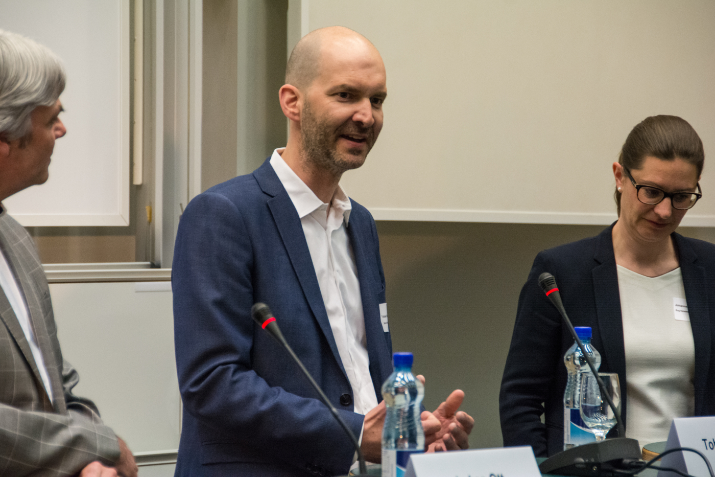 Fotos zu dieser Medienmappe, Tobias Stahel, Geschäftsführer Smart Energy Link AG, an der Podiumsdiskussion © Copyright IEU Kommunikation AG| Digitale Medienmappe «Vom Smart Building zur Smart City – ein Zeichen für die Vernetzung der Disziplinen», Fachverein Gebäudetechnik und Energie SIA FGE