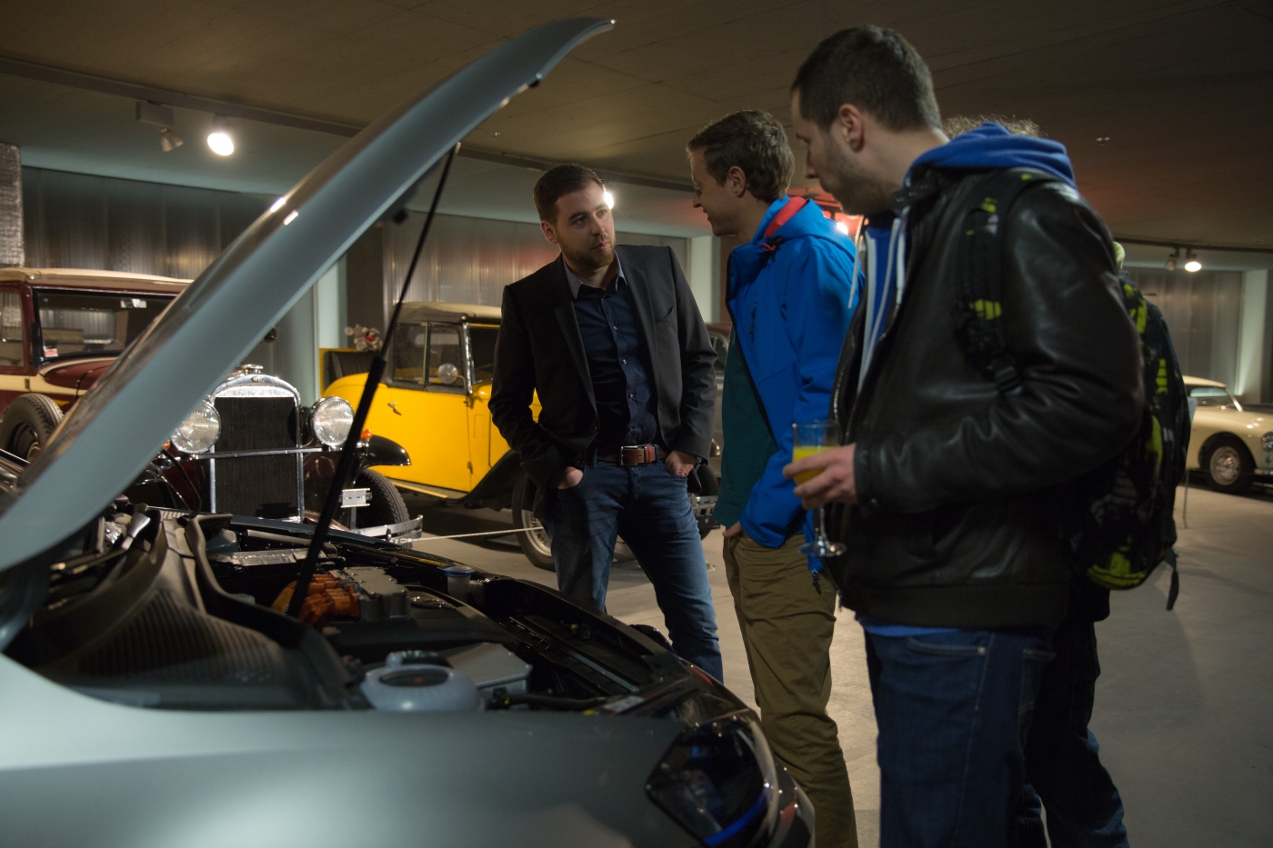 Fotos zu dieser Medienmappe, Das Interesse für die neue Technologie war gross. © Copyright Joel Cartier| Digitale Medienmappe «EBL setzt auf Elektromobilität», EBL (Genossenschaft Elektra Baselland)