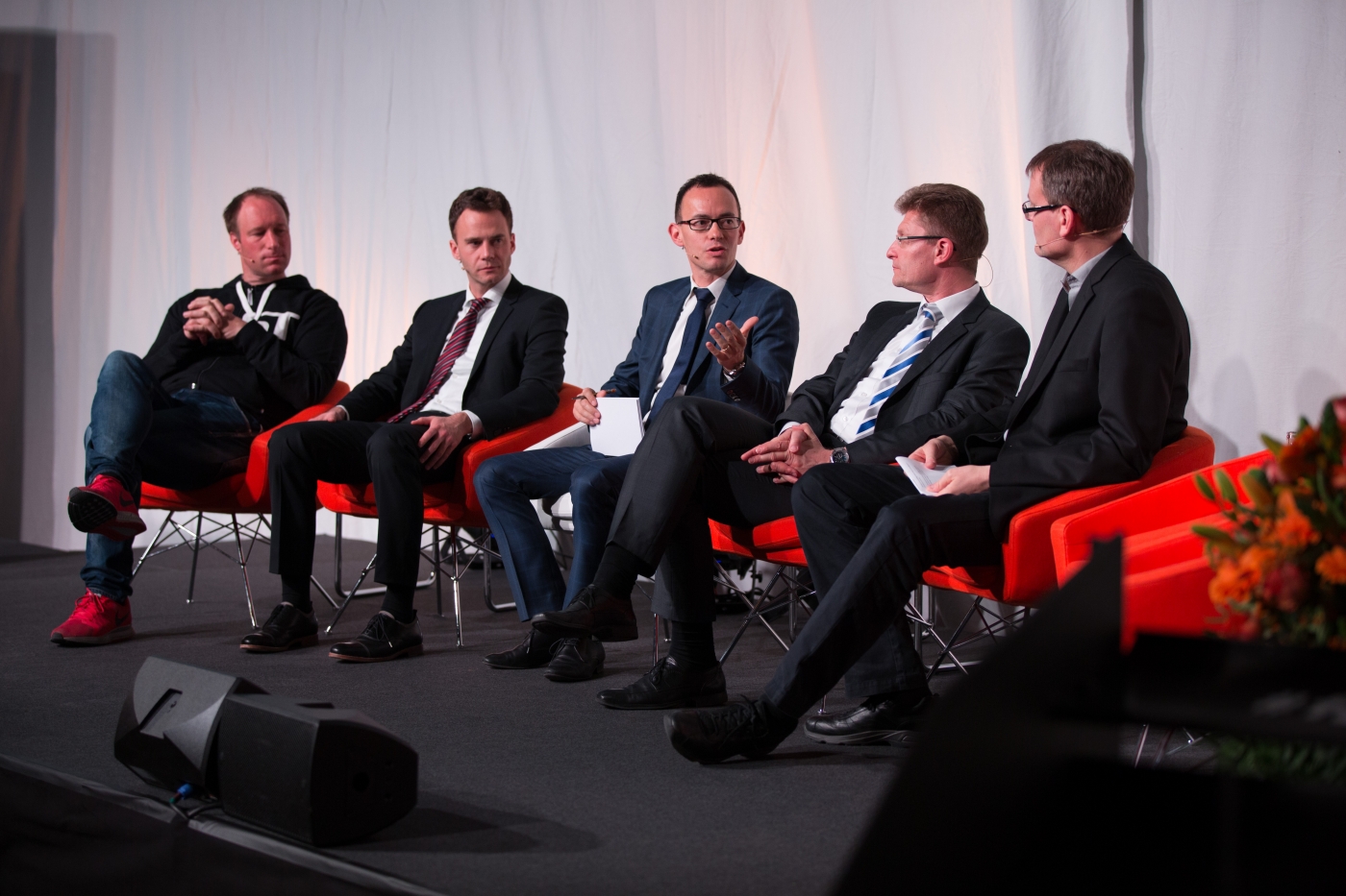 Fotos zu dieser Medienmappe, Podiumsdiskussion mit den Referenten (v.l.n.r. Thomas Binggeli, Florian Rothfuss, Georg Halter, Jens Ramsbrock, Erik Figenbaum) © Copyright Joel Cartier| Digitale Medienmappe «EBL setzt auf Elektromobilität», EBL (Genossenschaft Elektra Baselland)