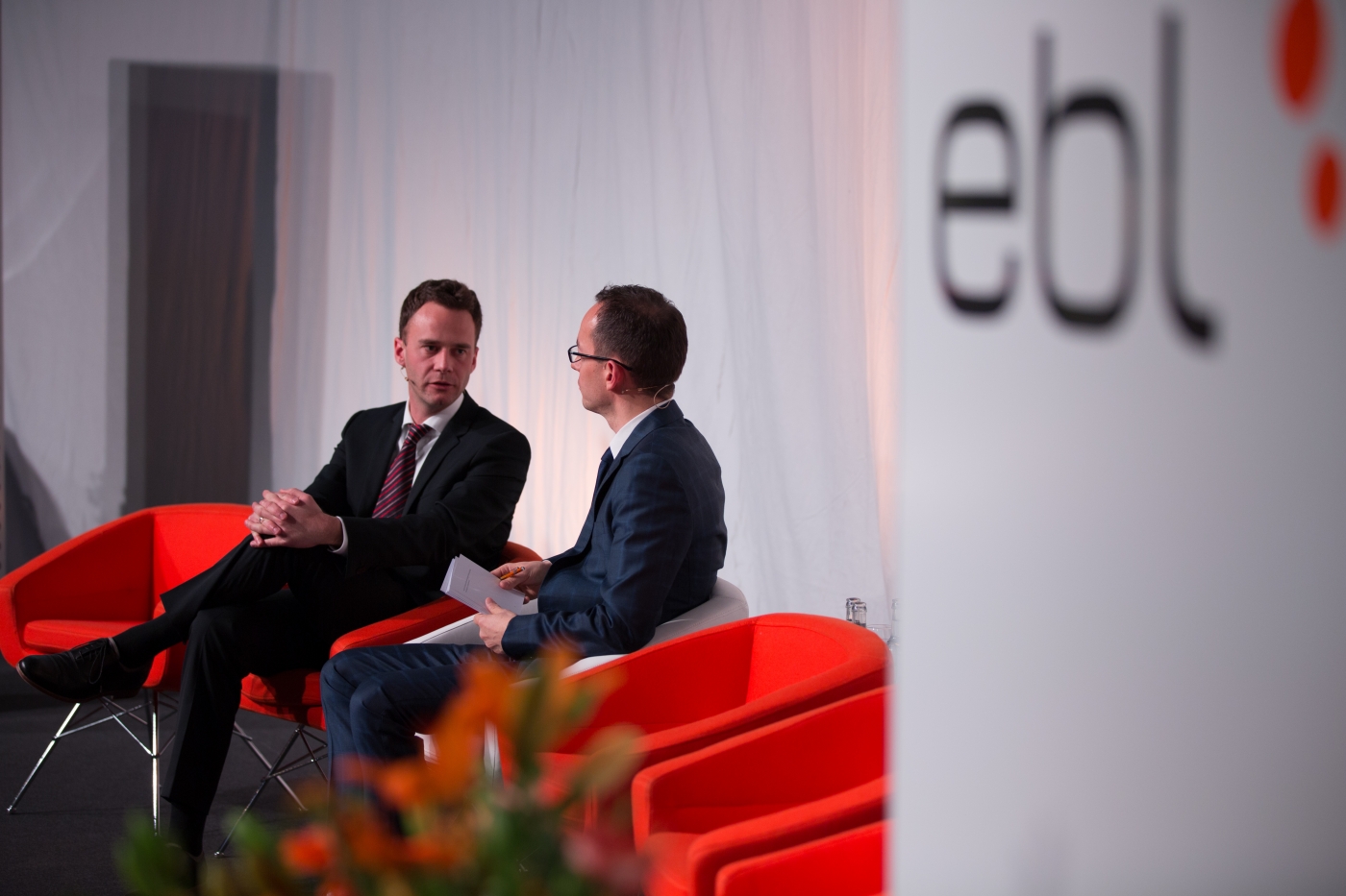 Fotos zu dieser Medienmappe, Moderator Georg Halter (r.), SRF, im Gespräch mit Florian Rothfuss, Fraunhofer IAO © Copyright Joel Cartier| Digitale Medienmappe «EBL setzt auf Elektromobilität», EBL (Genossenschaft Elektra Baselland)
