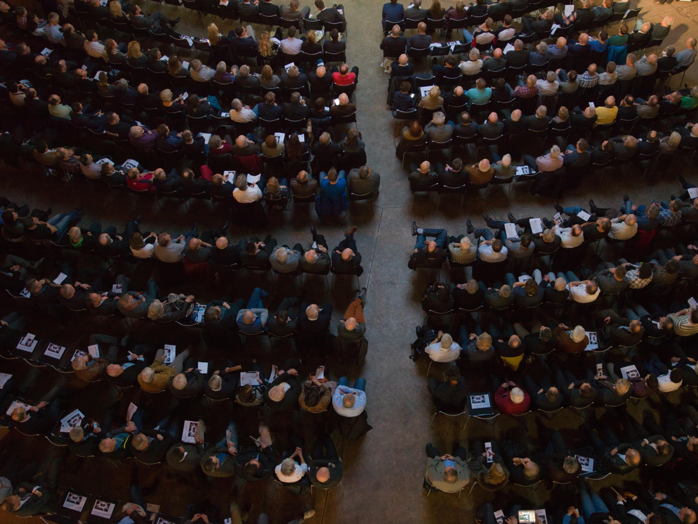 Fotos zu dieser Medienmappe, Der Saal war bis auf den letzten Platz besetzt. © Copyright Joel Cartier| Digitale Medienmappe «EBL setzt auf Elektromobilität», EBL (Genossenschaft Elektra Baselland)