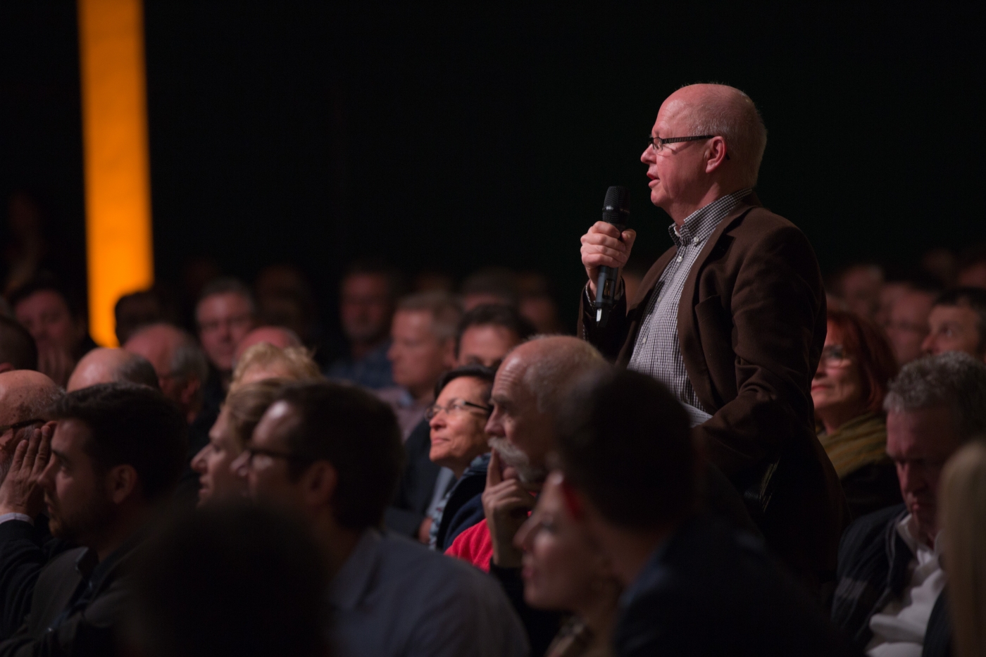 Fotos zu dieser Medienmappe, Das Publikum nahm rege an der Diskussion teil. © Copyright Joel Cartier| Digitale Medienmappe «EBL setzt auf Elektromobilität», EBL (Genossenschaft Elektra Baselland)