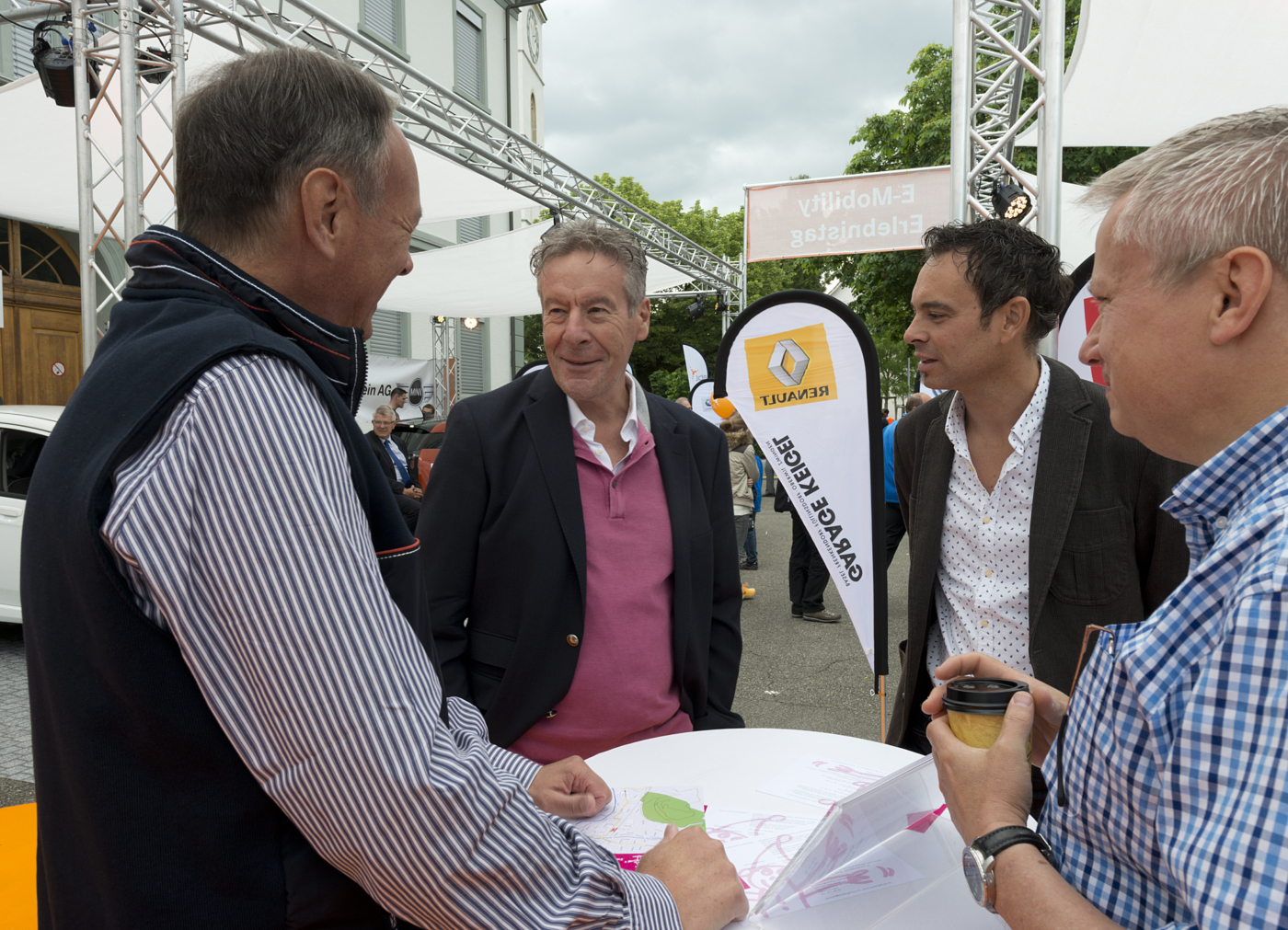 Urs Steiner, CEO der EBL, im Gespräch mit Mitgliedern des Tesla Clubs. © Copyright Joseph Riegger| Digitale Medienmappe «E-Mobility Erlebnistage in Sissach – Hunderte Besucher haben ein Elektrofahrzeug selber ausprobiert», EBL (Genossenschaft Elektra Baselland)