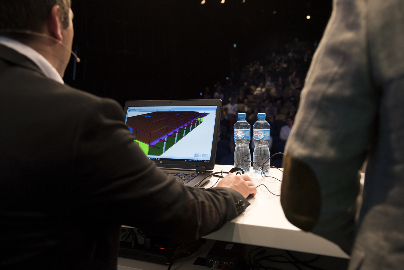 Fotos zu dieser Medienmappe, Im Auditorium startete zu jeder vollen Stunde ein neuer Workflow, in welchem eine BIM-Anwendung vorgeführt wurde. © Copyright Aissa Tripodi| Digitale Medienmappe «Die digitale Transformation der Schweizer Bauwirtschaft findet statt», Bauen digital Schweiz