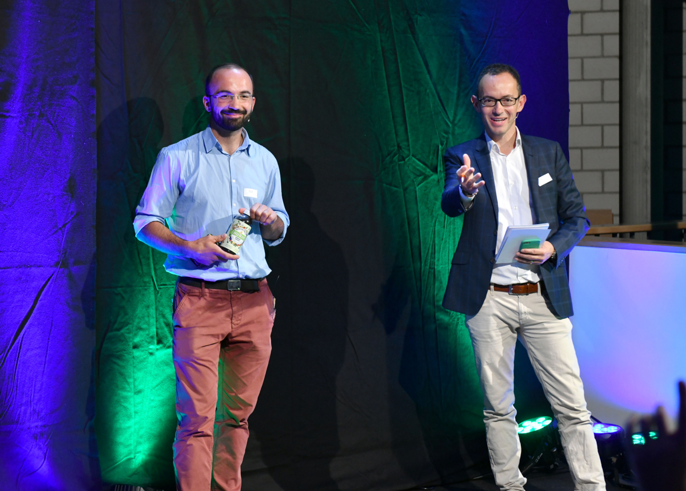 Medienbilder, Bastian Etter, Vuna und Georg Halter (Moderation) greifen die Fragen aus dem Publikum vor Ort und aus dem Livestream-Chat auf. © Copyright Pino Covino| Digitale Medienmappe «cleantechLAB – Neuer Startup Inkubator für die Welt von morgen», Fankhauser Arealentwicklungen AG