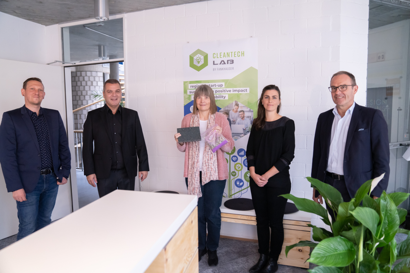 Medienbilder, Moritz Kistenmacher, Geschäftsleiter Startup Academy Liestal; Hans-Jörg Fankhauser, Geschäftsführer Fankhauser Arealentwicklungen AG; Bettina Mindt, upboards GmbH; Sandrine Straub, Projektmanagerin Fankhauser Arealentwicklungen AG; Thomas Kübler, Leiter Standortförderung Baselland (v.l.n.r.) © Copyright Mimmo Muscio| Digitale Medienmappe «cleantechLAB – Neuer Startup Inkubator für die Welt von morgen», Fankhauser Arealentwicklungen AG