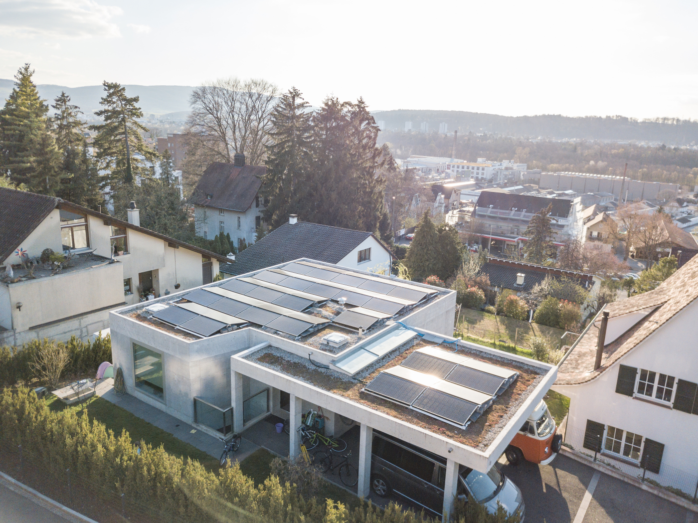 Pressebilder, Der eigene Strom aus der Photovoltaikanlagen  kann mit bidirektionalen Ladestationen im Elektrofahrzeug zwischengespeichert werden. © Copyright | Digitale Medienmappe «Schweizer Start-up macht Elektroautos als Stromspeicher für Gebäude nutzbar», sun2wheel AG