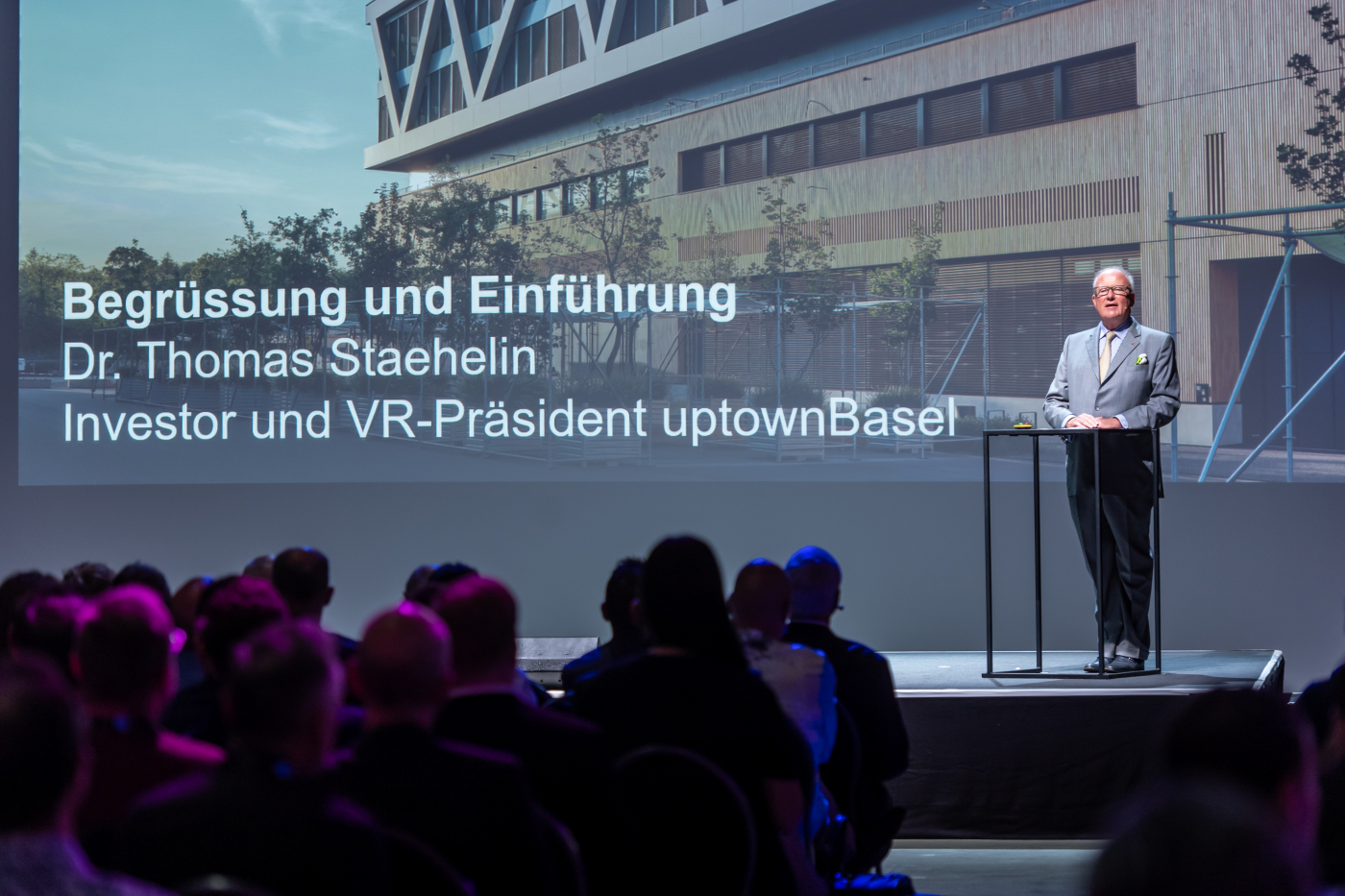 Fotos der Eröffnungsfeier, Dr. Thomas Staehelin, VR-Präsident der uptownBasel AG und Investor, begrüsst die Gäste. © Copyright | Digitale Medienmappe «Offizielle Eröffnung von uptownBasel, dem internationalen Kompetenzzentrum für Industrie 4.0», uptownBasel