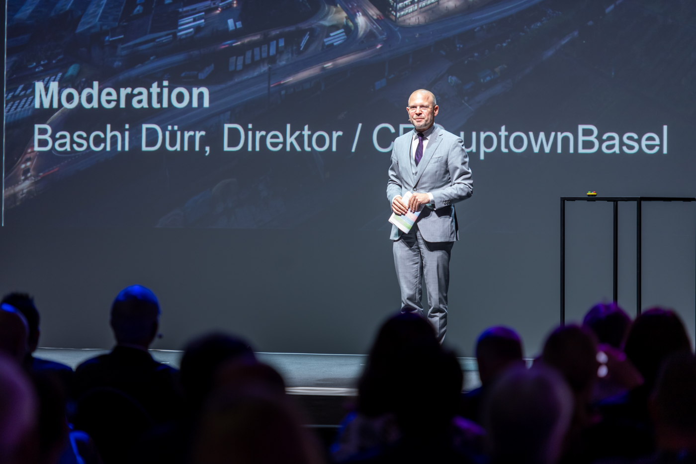 Fotos der Eröffnungsfeier, Baschi Dürr, Direktor und CEO von uptownBasel, führt durch den Anlass und gibt im Gespräch mit den Mietern Einblicke in deren Co-Creation. © Copyright | Digitale Medienmappe «Offizielle Eröffnung von uptownBasel, dem internationalen Kompetenzzentrum für Industrie 4.0», uptownBasel