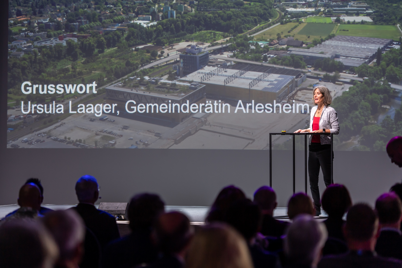 Fotos der Eröffnungsfeier, Die Gemeinderätin Ursula Laager spricht über die Bedeutung des Projekts für Arlesheim und gibt einen Einblick in den Quartierplan. © Copyright | Digitale Medienmappe «Offizielle Eröffnung von uptownBasel, dem internationalen Kompetenzzentrum für Industrie 4.0», uptownBasel