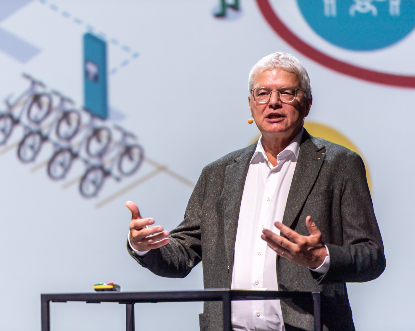 Pictures of the opening event, Conrad Ammann, CEO Primeo Energie, presents uptownBasel's innovative energy supply concept. © Copyright | Digitale Medienmappe «Official opening of uptownBasel, the international competence centre for Industry 4.0», uptownBasel