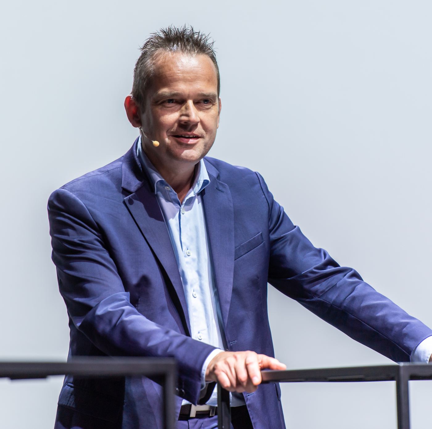 Fotos der Eröffnungsfeier, Stéphane Schneider, CEO von Bouygues E&S Schweiz, spricht über die Chancen und Herausforderungen der globalen Vernetzung im Kontext des Gebäudemanagements. © Copyright | Digitale Medienmappe «Offizielle Eröffnung von uptownBasel, dem internationalen Kompetenzzentrum für Industrie 4.0», uptownBasel