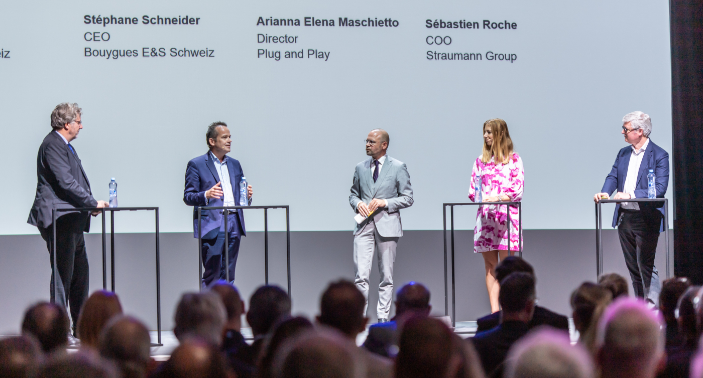 Pictures of the opening event, At the tenants' panel discussion (from left to right): Stefan Züger, Managing Director Actemium Switzerland, Stéphane Schneider, CEO Bouygues E&S Switzerland, Arianna Elena Maschietto, Director Plug and Play and Sébastien Roche, COO Straumann Group. © Copyright | Digitale Medienmappe «Official opening of uptownBasel, the international competence centre for Industry 4.0», uptownBasel