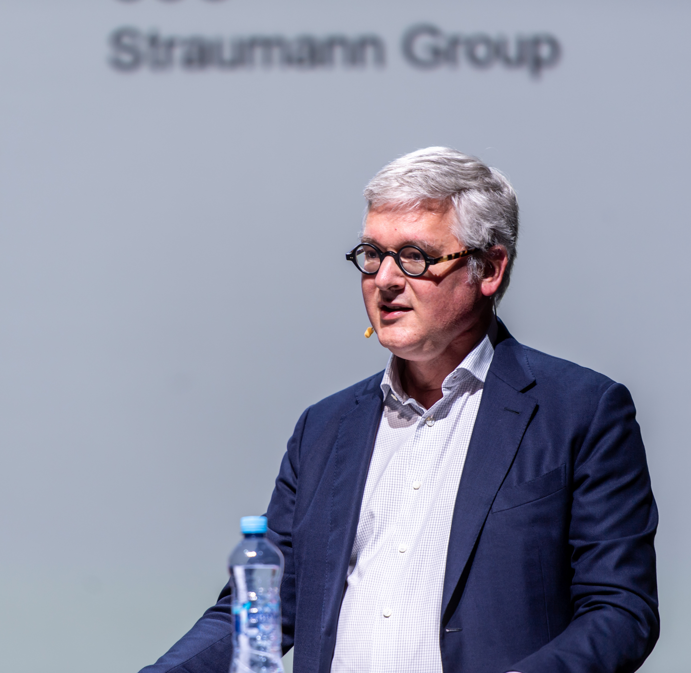 Fotos der Eröffnungsfeier, Sébastien Roche, COO der Straumann Group, zeigt während der Gesprächsrunde die Vorteile eines globalen Netzwerks für die Forschung und Entwicklung auf. © Copyright | Digitale Medienmappe «Offizielle Eröffnung von uptownBasel, dem internationalen Kompetenzzentrum für Industrie 4.0», uptownBasel
