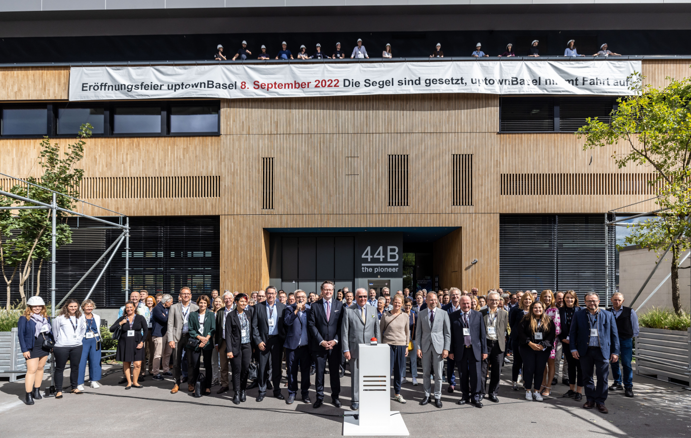 Pictures of the opening event, In the course of ceremonially opening the first uptownBasel building, a banner is lowered from the roof together with the guests. © Copyright | Digitale Medienmappe «Official opening of uptownBasel, the international competence centre for Industry 4.0», uptownBasel