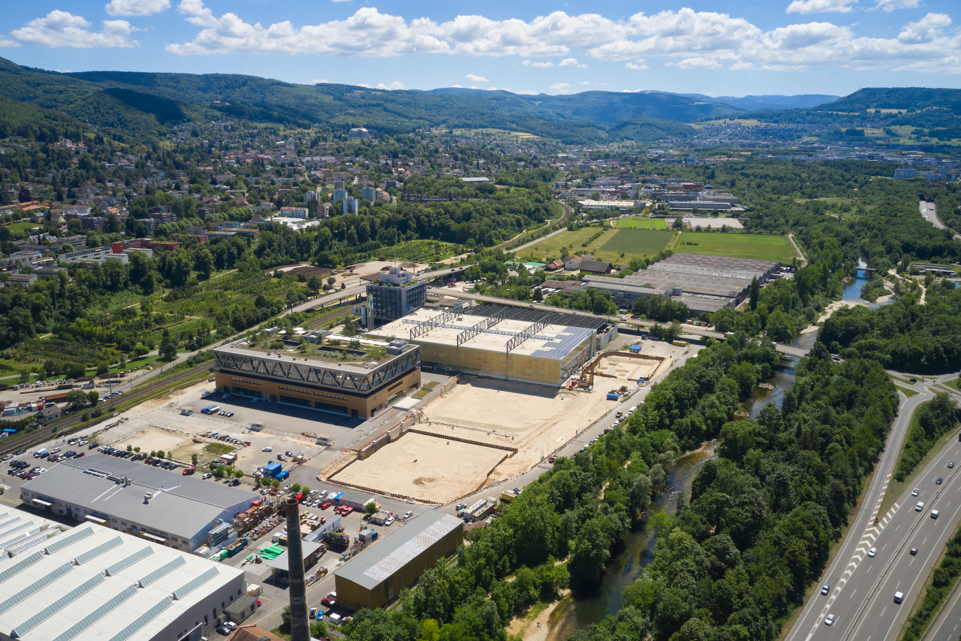 Fotos vom Areal, uptownBasel ist ein internationales Kompetenzzentrum für Industrie 4.0. Innerhalb der nächsten 10 Jahre entstehen auf über 70'000 Quadratmetern neun Gebäude für 50 internationale Unternehmen und rund 2’500 Arbeitsplätze. © Copyright | Digitale Medienmappe «Offizielle Eröffnung von uptownBasel, dem internationalen Kompetenzzentrum für Industrie 4.0», uptownBasel