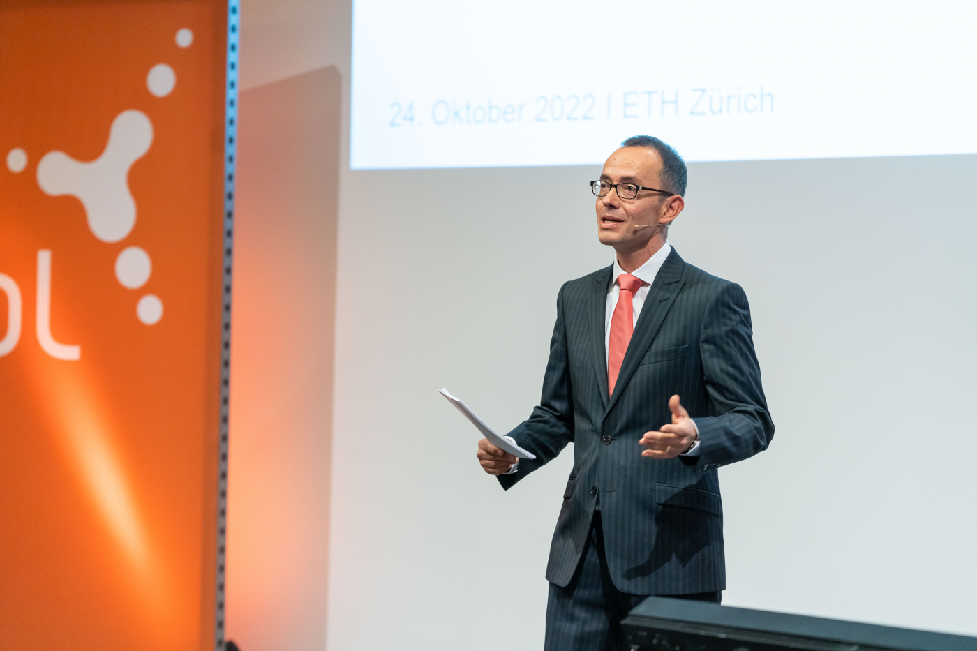 Medienbilder, Georg Halter führt als Moderator durch die Veranstaltung © Copyright | Digitale Medienmappe «EBL Energie- und Klimagipfel 2022: Neue Perspektiven für Investitionen in nachhaltige Energiesysteme», EBL (Genossenschaft Elektra Baselland)