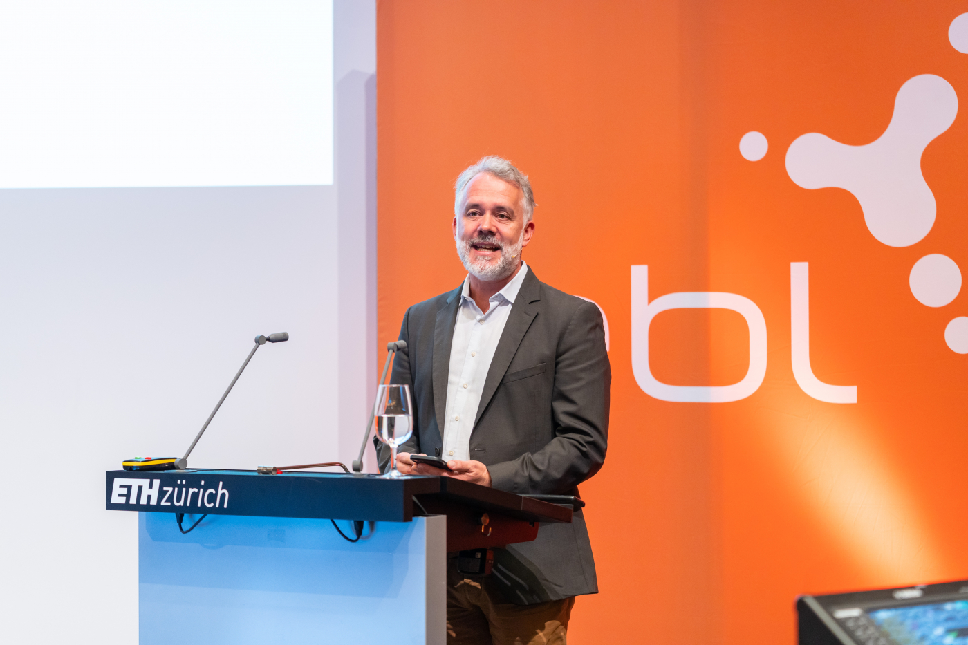 Medienbilder, Dr. Christian Schaffner begrüsst das Publikum im Namen des Energy Science Center, ETH Zürich © Copyright | Digitale Medienmappe «EBL Energie- und Klimagipfel 2022: Neue Perspektiven für Investitionen in nachhaltige Energiesysteme», EBL (Genossenschaft Elektra Baselland)