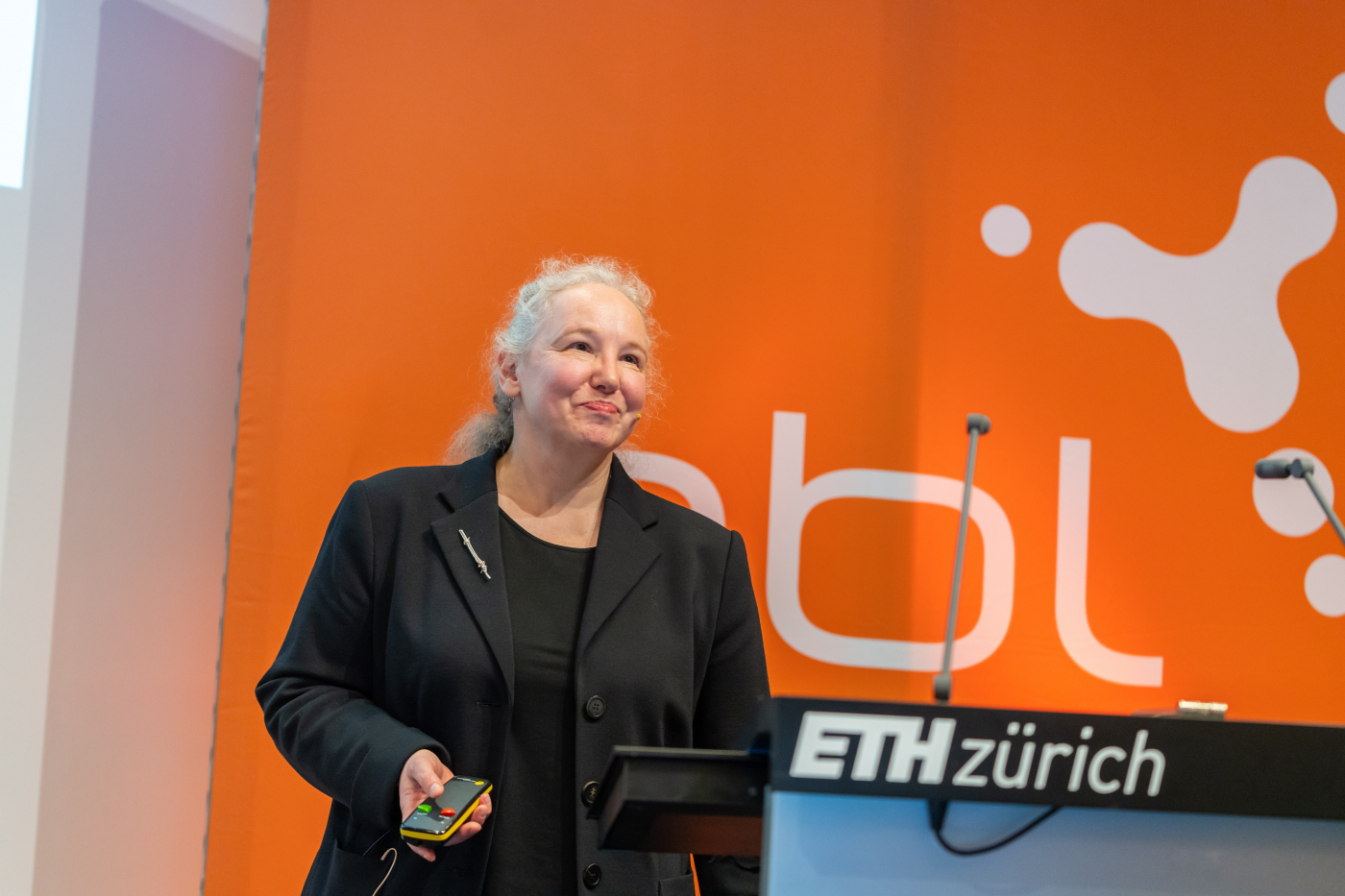 Medienbilder, Dr. Almut Kirchner zeigt auf, wie die Energieversorgung in der Schweiz funktioniert © Copyright | Digitale Medienmappe «EBL Energie- und Klimagipfel 2022: Neue Perspektiven für Investitionen in nachhaltige Energiesysteme», EBL (Genossenschaft Elektra Baselland)