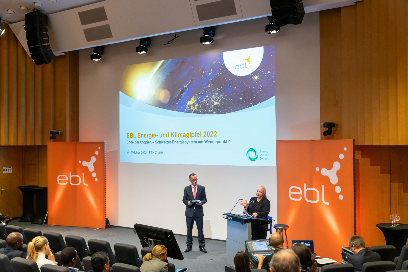 Medienbilder, Georg Halter im Gespräch mit Dr. Almut Kirchner © Copyright | Digitale Medienmappe «EBL Energie- und Klimagipfel 2022: Neue Perspektiven für Investitionen in nachhaltige Energiesysteme», EBL (Genossenschaft Elektra Baselland)